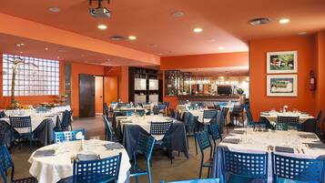 Petit déjeuner et dîner servis sur place