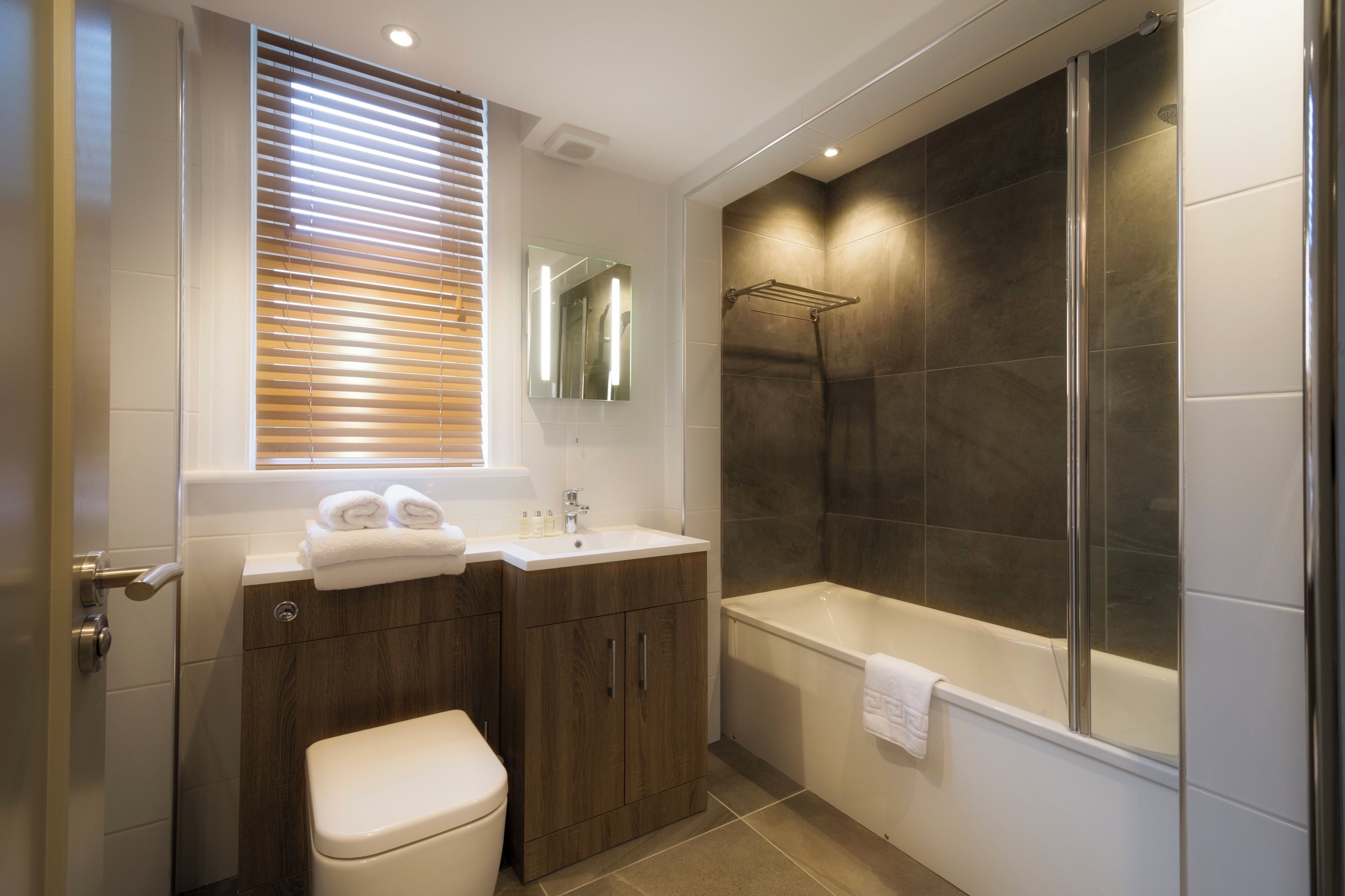 classic king | bathroom | combined shower/bathtub, free toiletries, hair dryer, towels