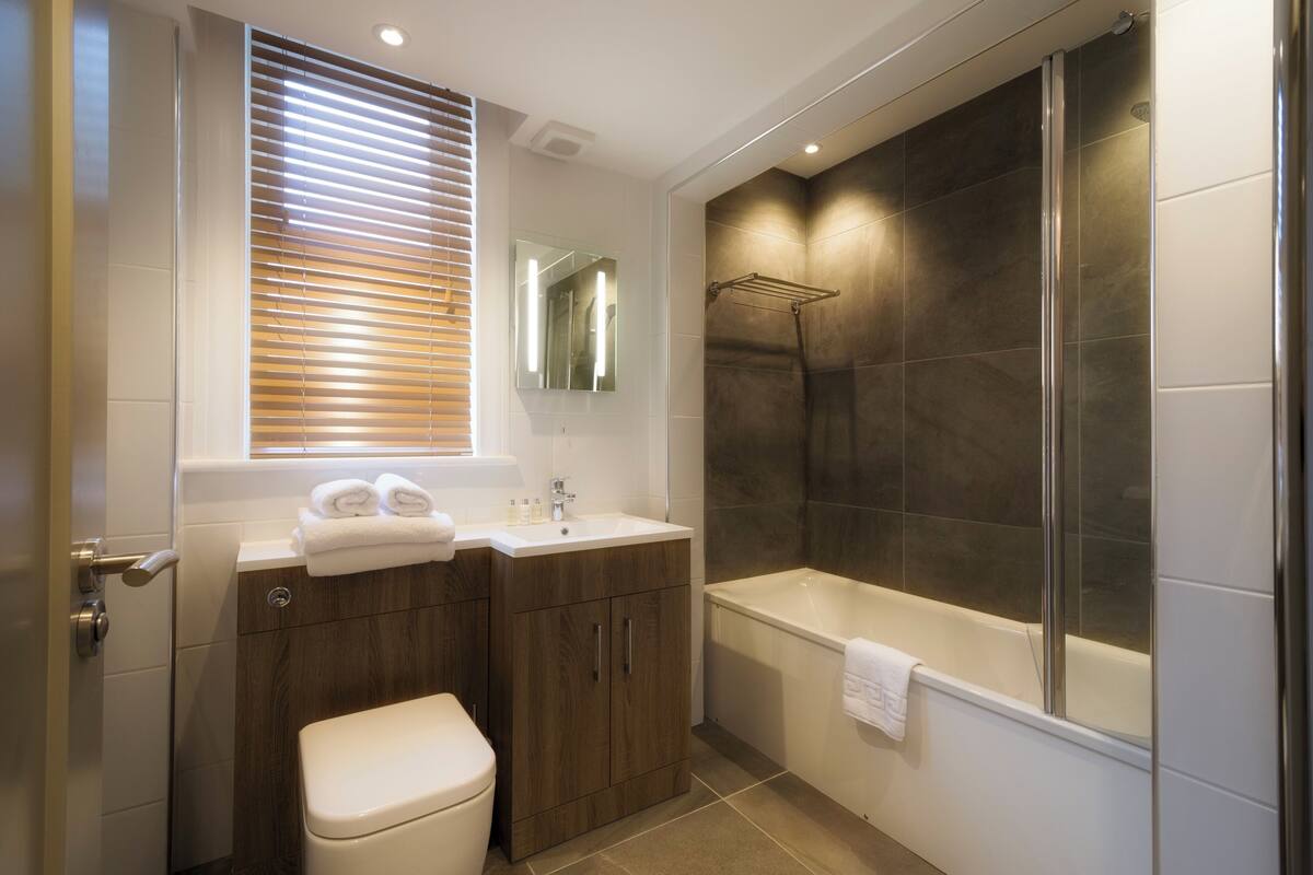 classic king | bathroom | combined shower/bathtub, free toiletries, hair dryer, towels