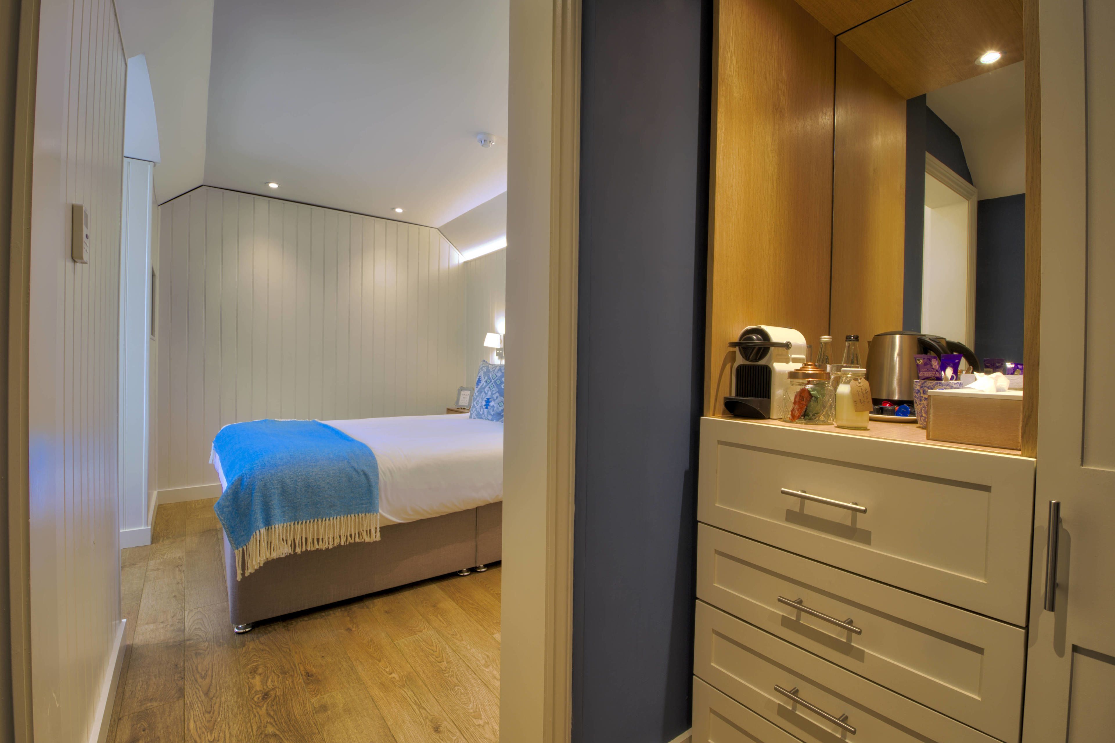 cosy classic | in-room safe, desk, soundproofing, free wifi