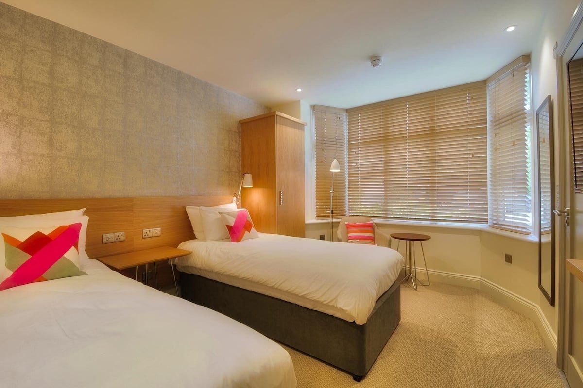 simply twin | in-room safe, desk, soundproofing, free wifi