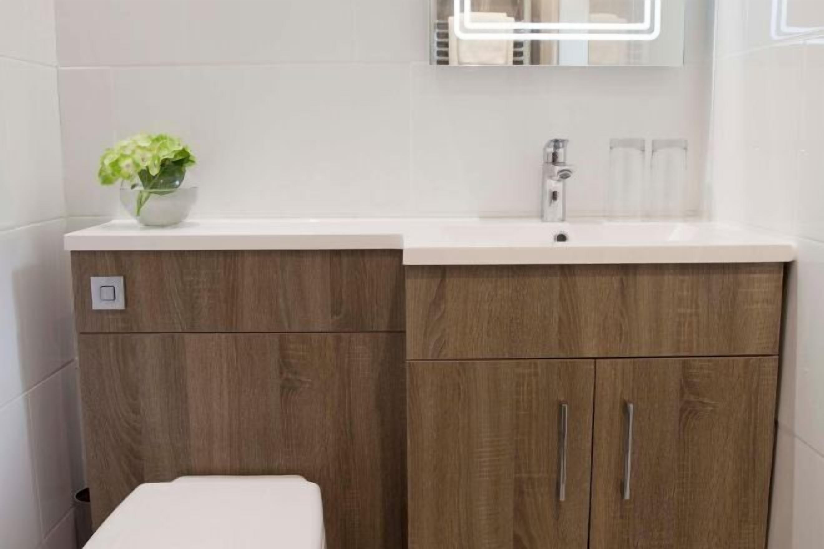 Tina con regadera, amenidades de baño gratuitas, secadora de cabello 