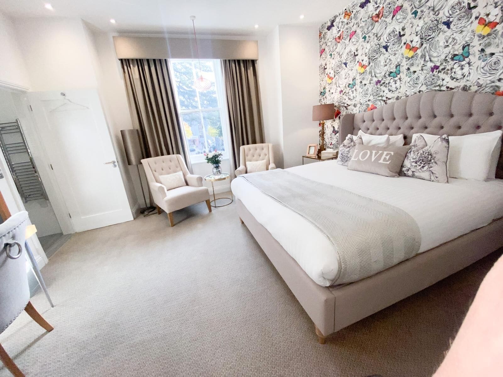 luxury suite, 1 king bed | in-room safe, desk, soundproofing, free wifi