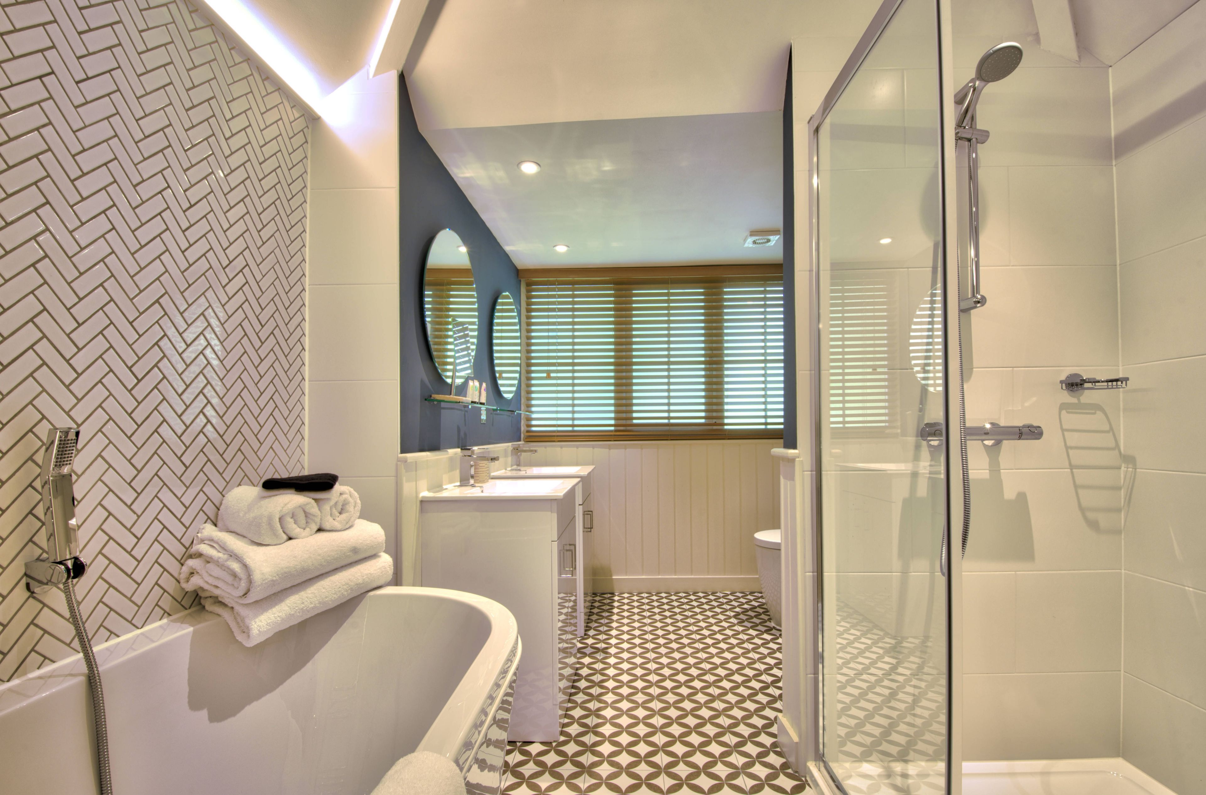 cosy classic | bathroom | combined shower/bathtub, free toiletries, hair dryer, towels