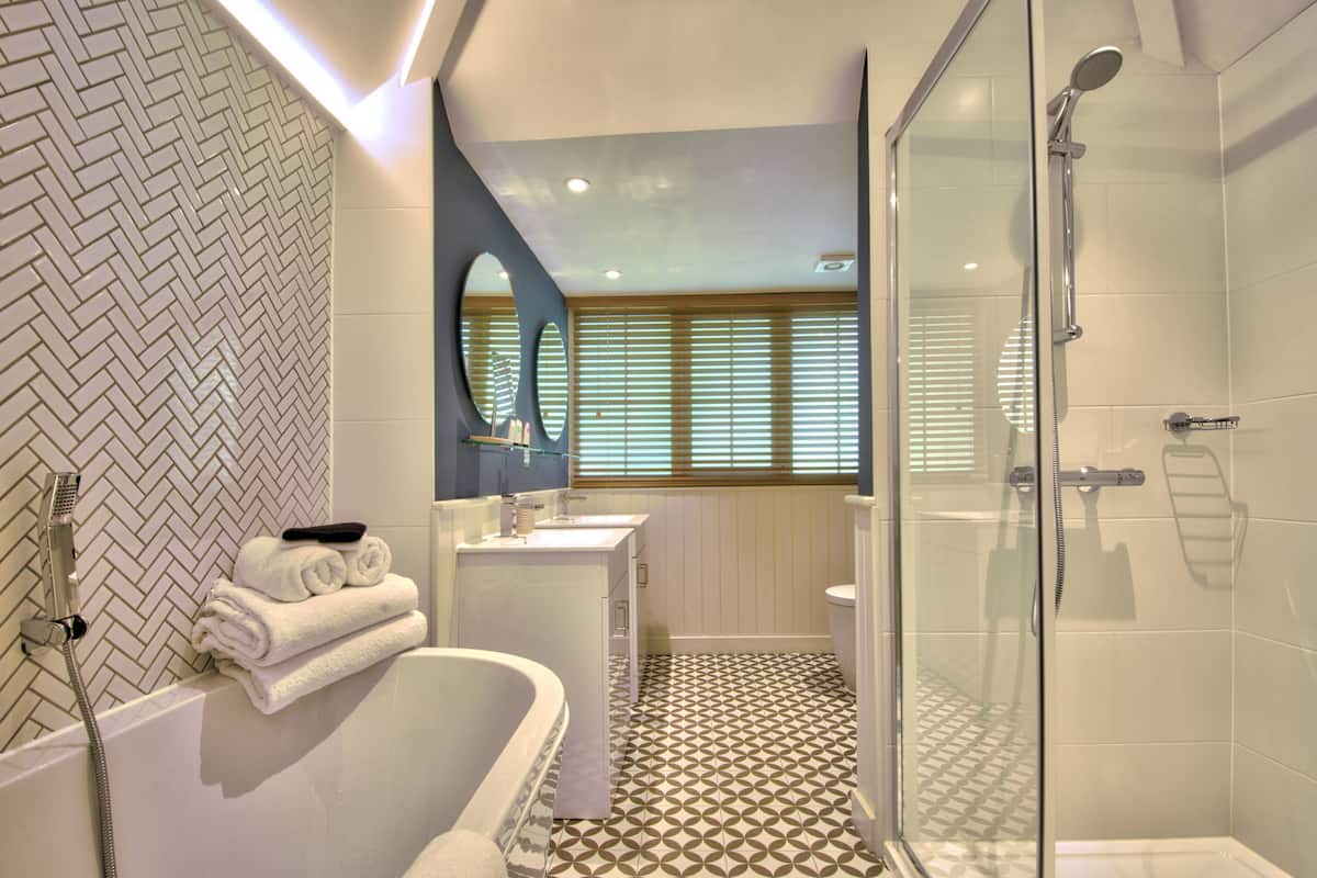cosy classic | bathroom | combined shower/bathtub, free toiletries, hair dryer, towels