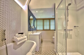 Cosy Classic | Bathroom | Combined shower/tub, free toiletries, hair dryer, towels - The Orchid Hotel (Bournemouth)