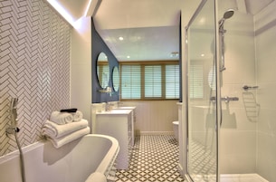 Bañera con ducha, artículos de tocador gratuitos, secador de pelo