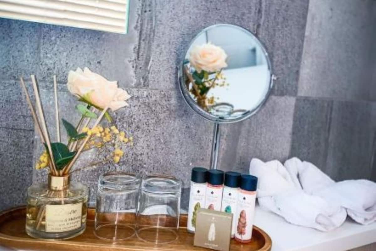 luxury suite, 1 king bed | bathroom | combined shower/bathtub, free toiletries, hair dryer, towels