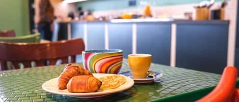 Petit déjeuner buffet servi tous les jours en supplément