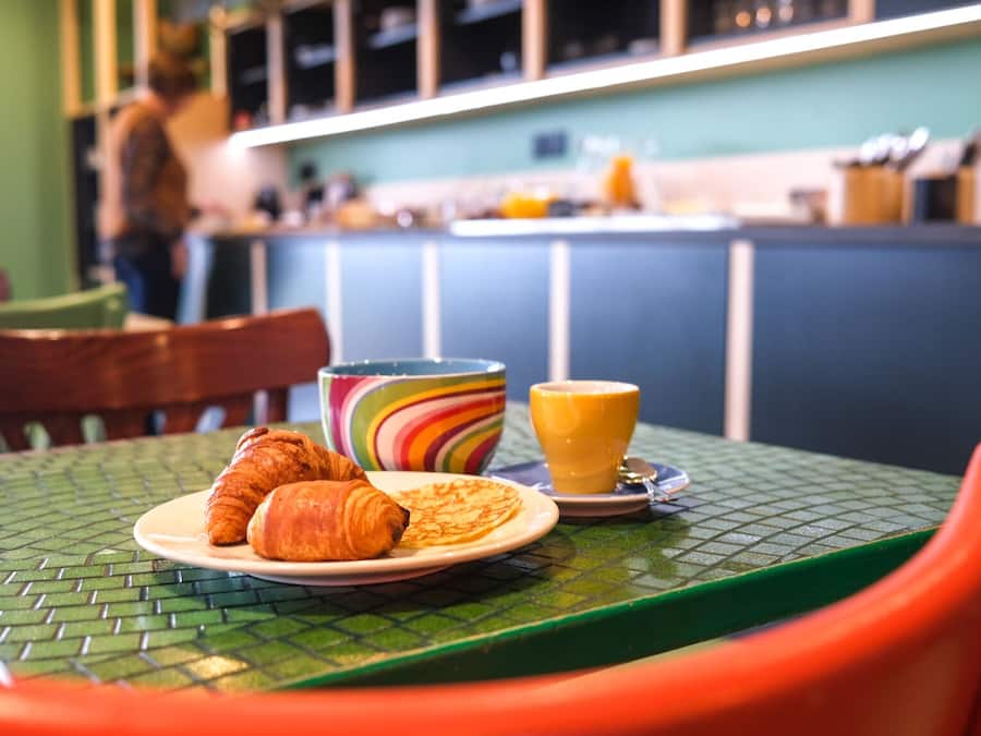 Bữa sáng buffet hàng ngày với phụ phí nhỏ