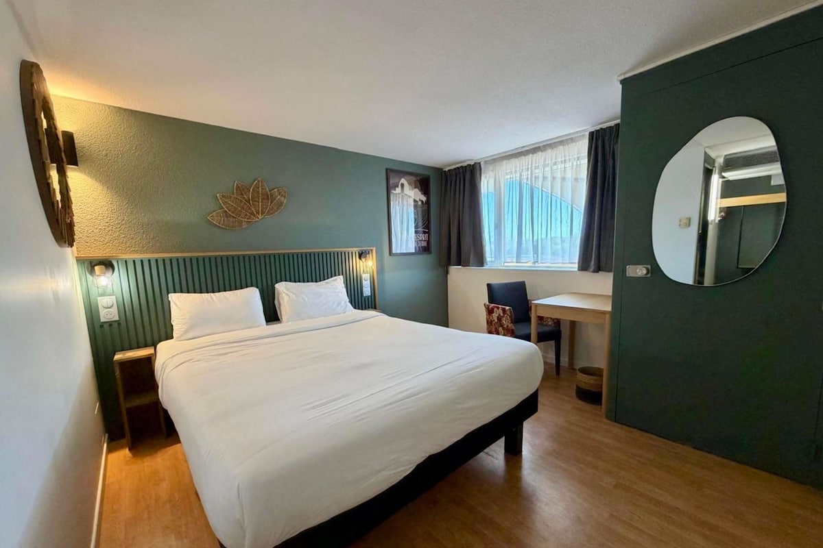 Room, 1 Double Bed (Pop) | Desk, blackout drapes, soundproofing, iron/ironing board (on request)