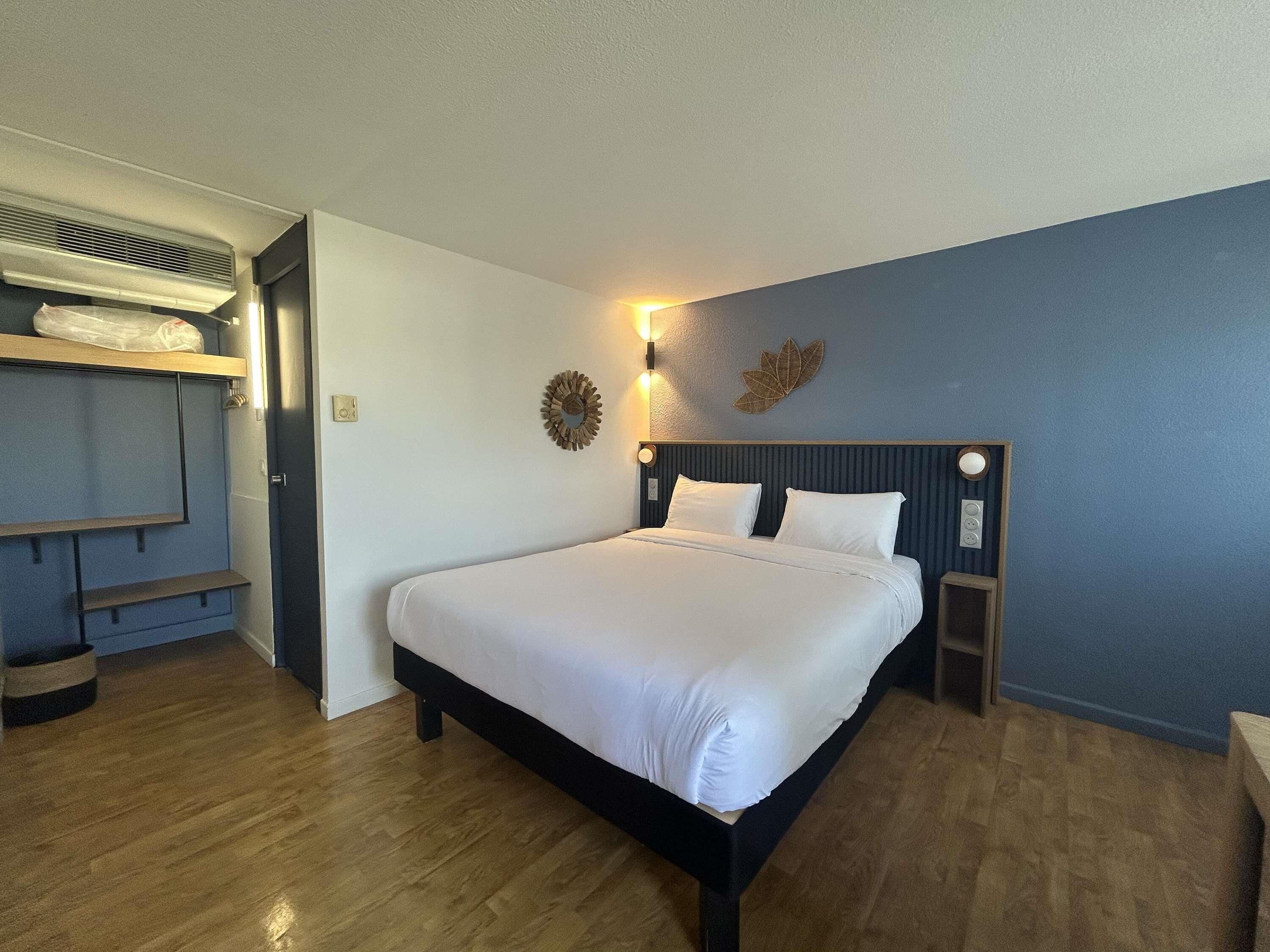 Family Room, Connecting Rooms (Pop) | Desk, blackout curtains, soundproofing, iron/ironing board