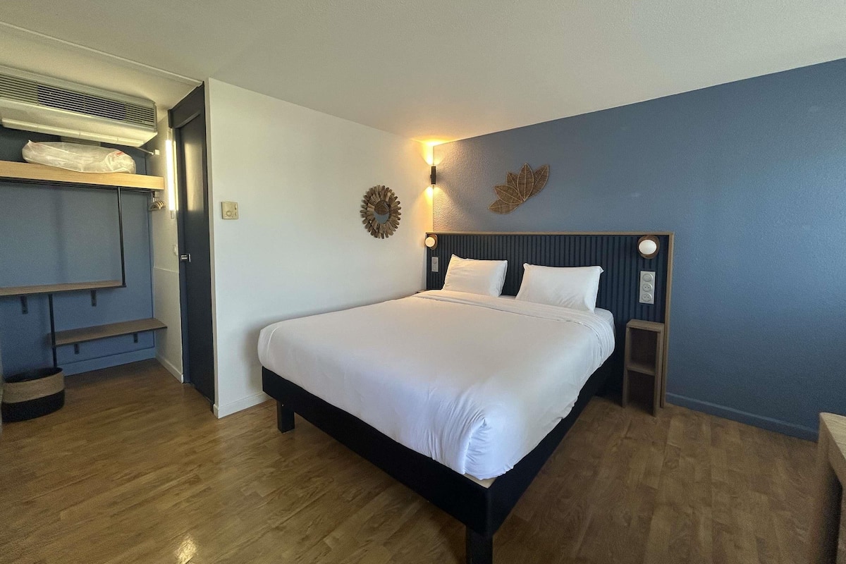Family Room, Connecting Rooms (Pop) | Desk, blackout drapes, soundproofing, iron/ironing board (on request)