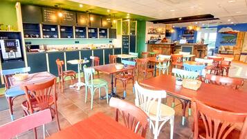 Petit déjeuner buffet (9.5 EUR par personne)