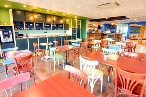 Petit déjeuner buffet (9.5 EUR par personne)