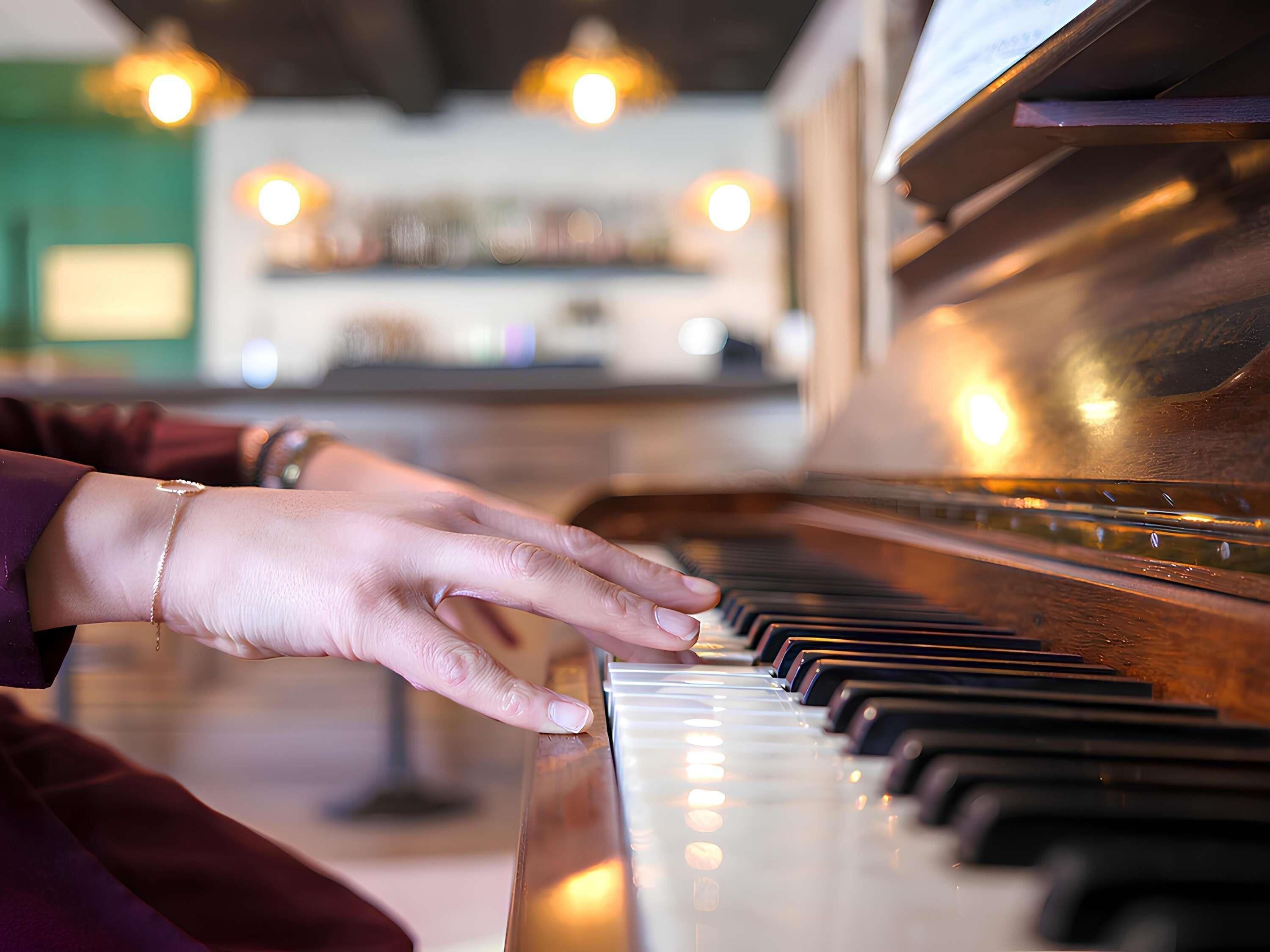 Un gros plan d’une main jouant du piano.