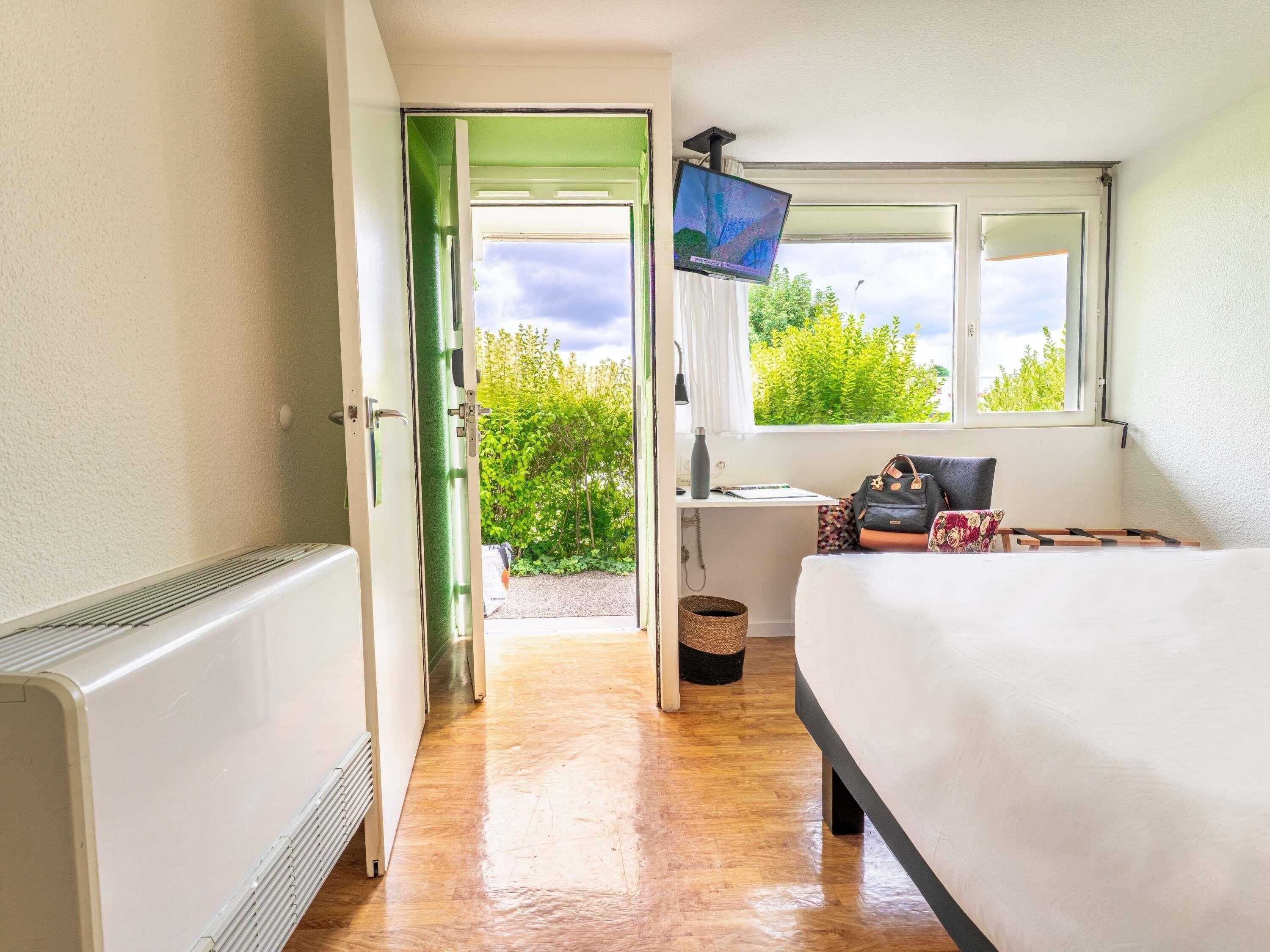 Bureau, rideaux occultants, chambres insonorisées