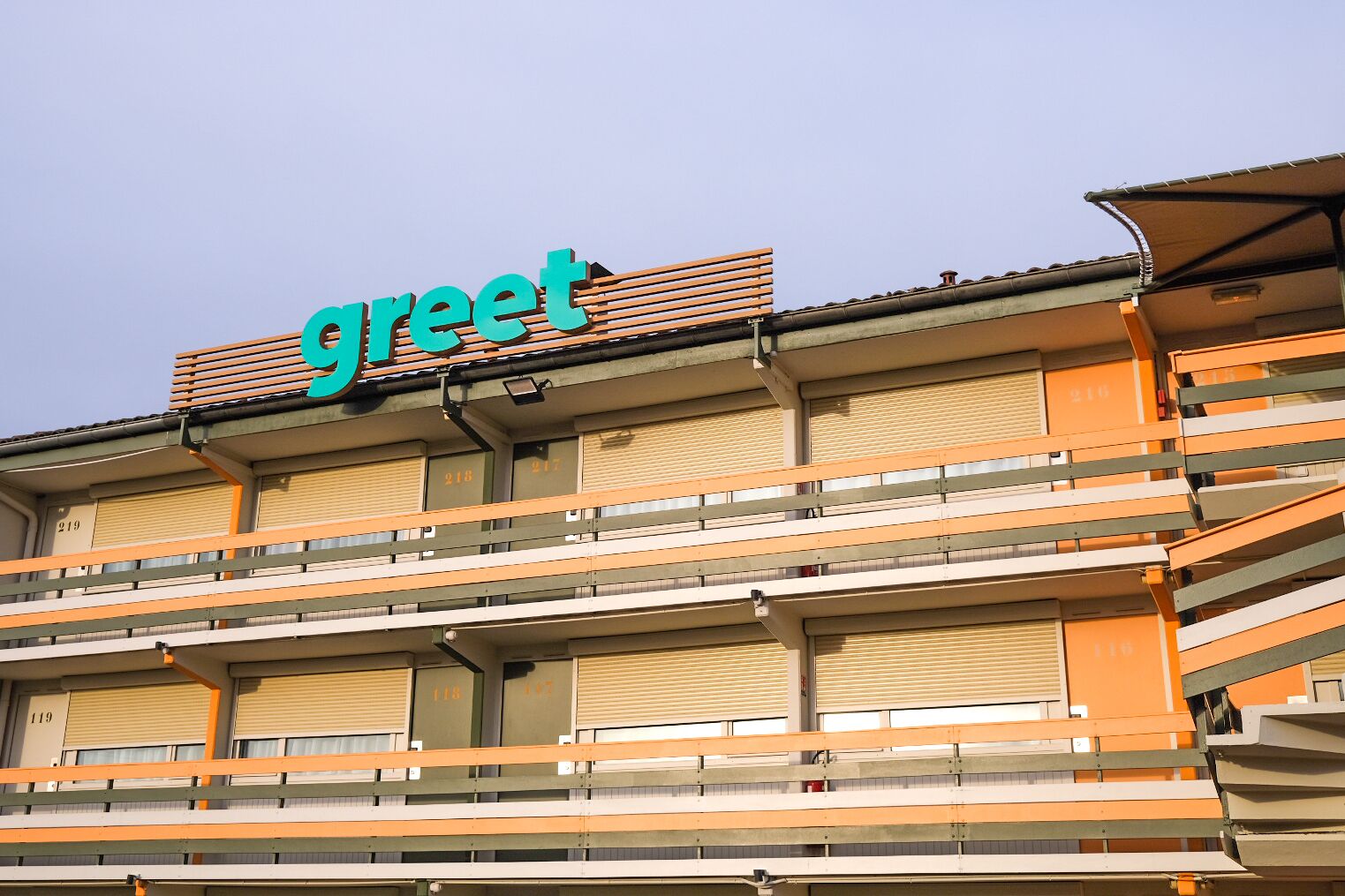 Un edificio con un cartel que dice 'greet' en la parte superior.