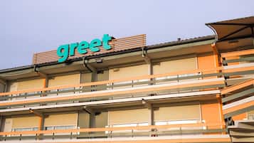 Un edificio con un cartel que dice 'greet' en la parte superior.
