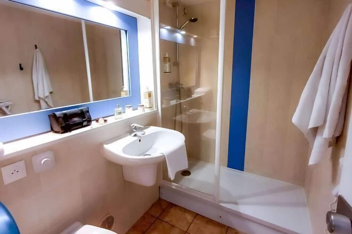 Salle de bain | Douche, séchoir à cheveux, serviettes fournies