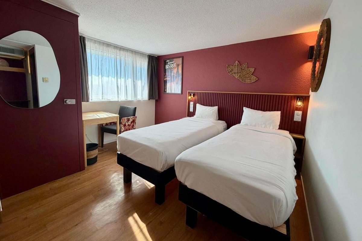 Room, 2 Twin Beds (Pop) | Desk, blackout drapes, soundproofing, iron/ironing board (on request)