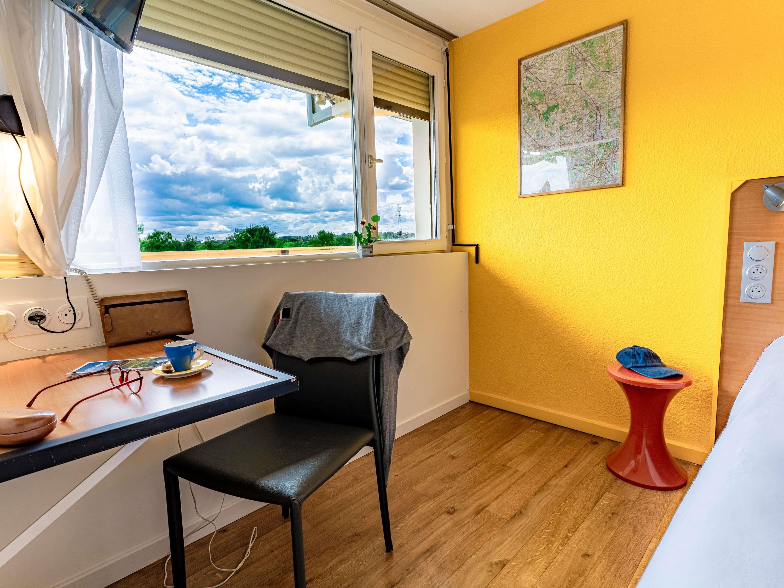 Kamer, 2 eenpersoonsbedden (Pop) | Een bureau, verduisterende gordijnen, geluiddichte muren