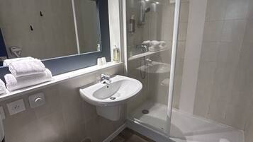 Family Room, Connecting Rooms (Pop) | Bathroom | Shower, hair dryer, towels