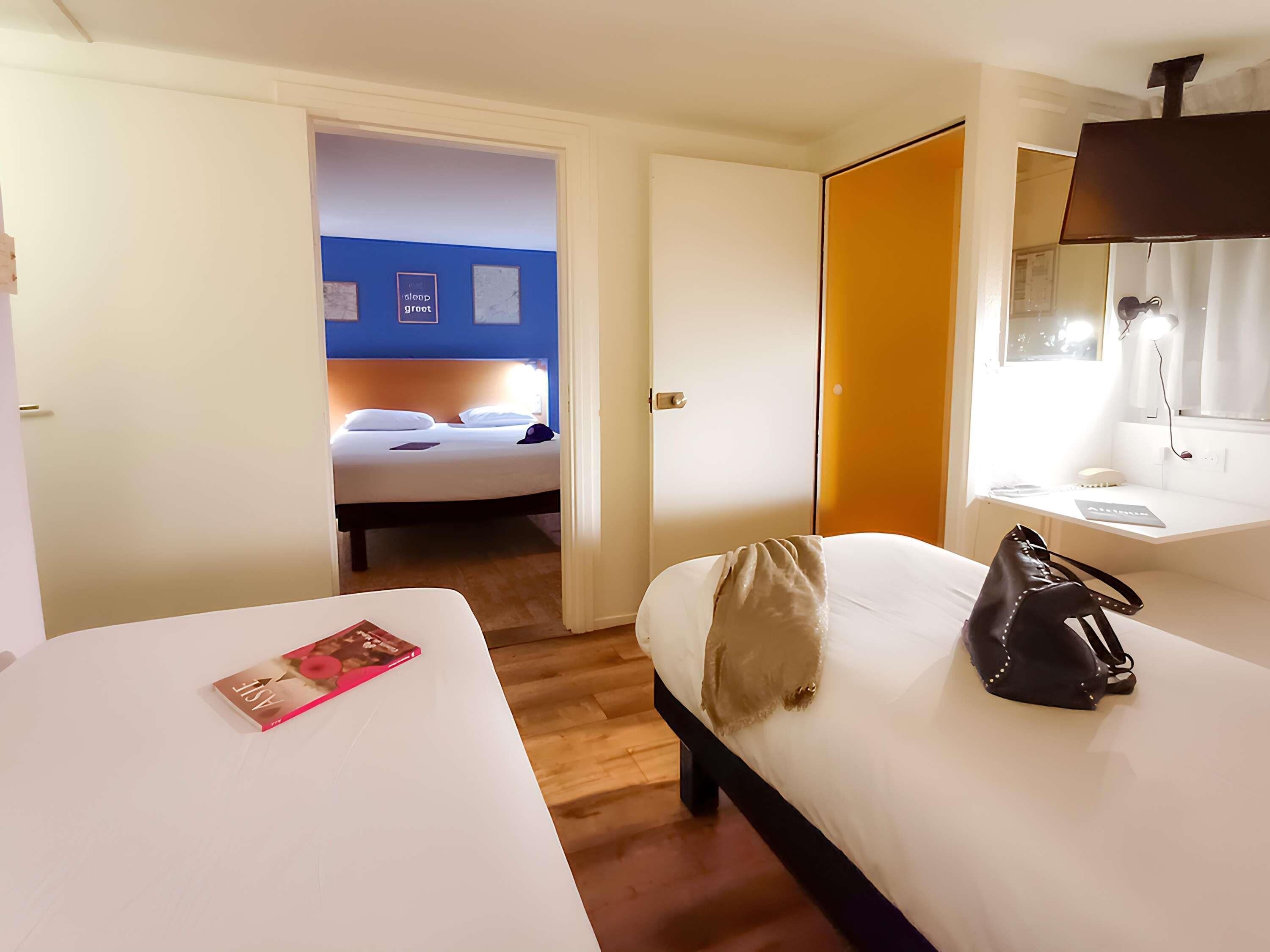 Familiekamer, kamers met tussendeur (Pop) | Een bureau, verduisterende gordijnen, geluiddichte muren