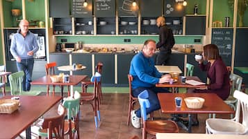 Frukostbuffé varje dag (EUR 9.5 per person)