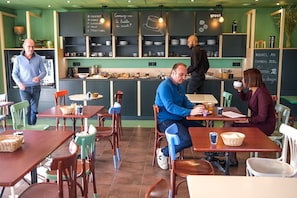 Petit déjeuner buffet (9.5 EUR par personne)