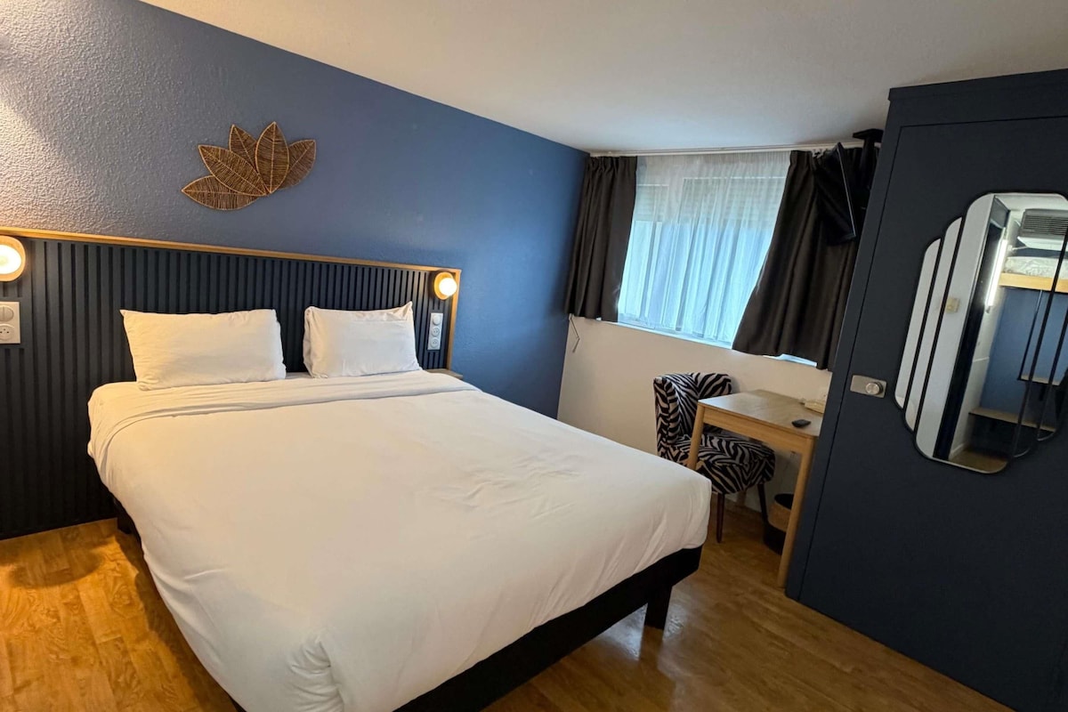 Family Room, Connecting Rooms (Pop) | Desk, blackout drapes, soundproofing, iron/ironing board (on request)