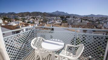 Chambre Triple | Vue depuis le balcon