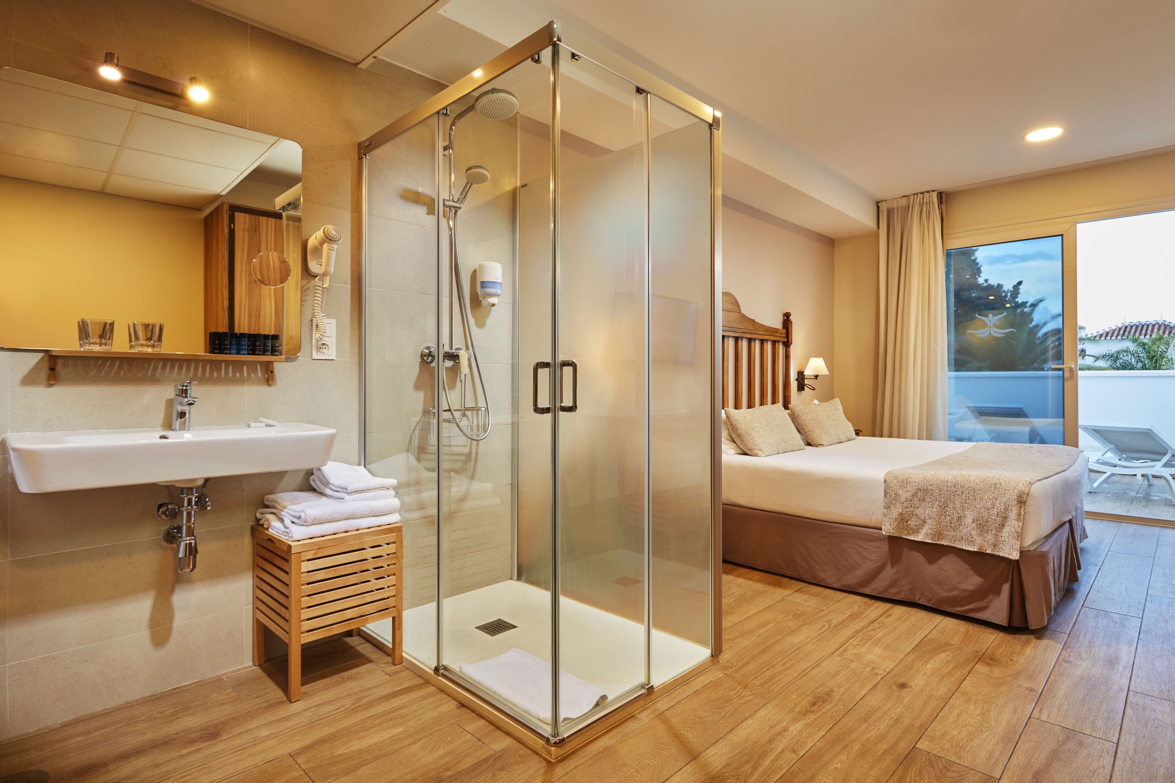 superior double room | minibar, in-room safe, desk, soundproofing