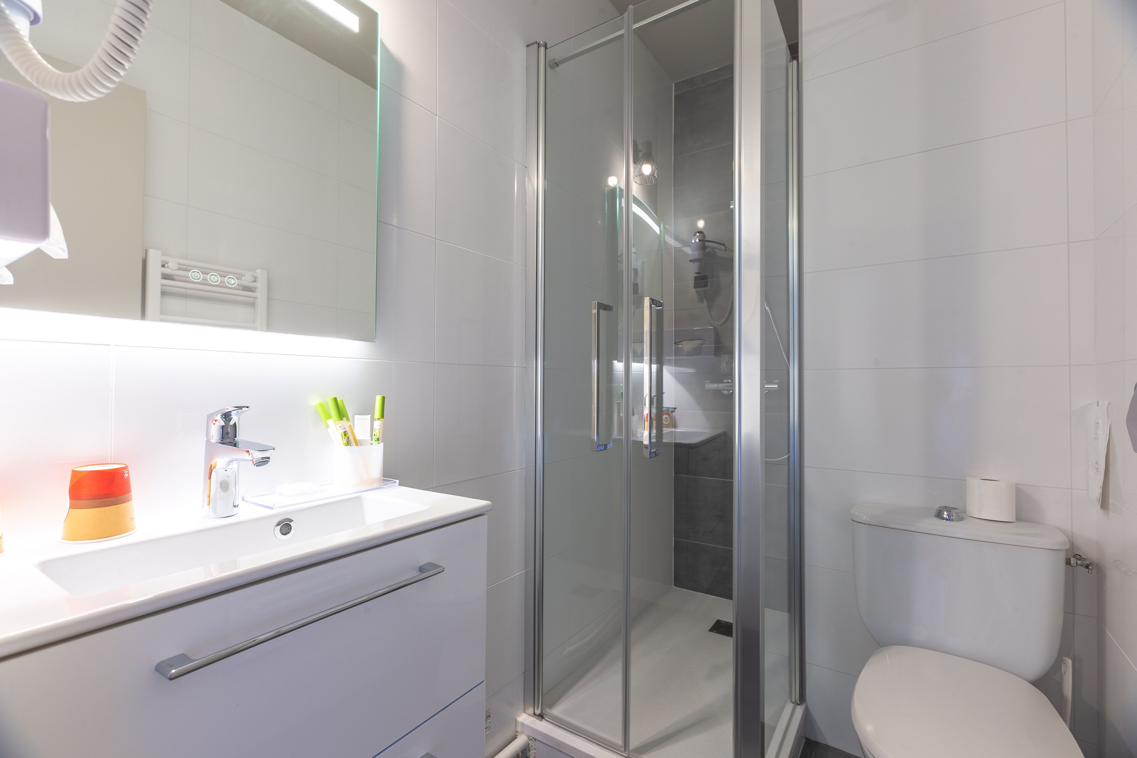 chambre cosy | bathroom | bathtub, free toiletries, hair dryer, towels
