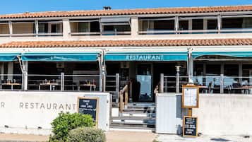 Serveert ontbijt, lunch, diner, Franse gerechten