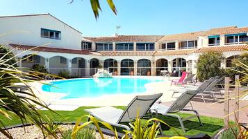 Piscina externa, funciona das 9h às 21h, espreguiçadeiras