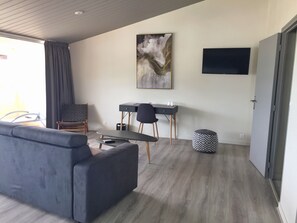 ห้องแฟมิลี่สวีท, วิวทะเล | ตู้นิรภัยในห้องพัก, โต๊ะทำงาน, ห้องเก็บเสียง, เตารีด/โต๊ะรีดผ้า