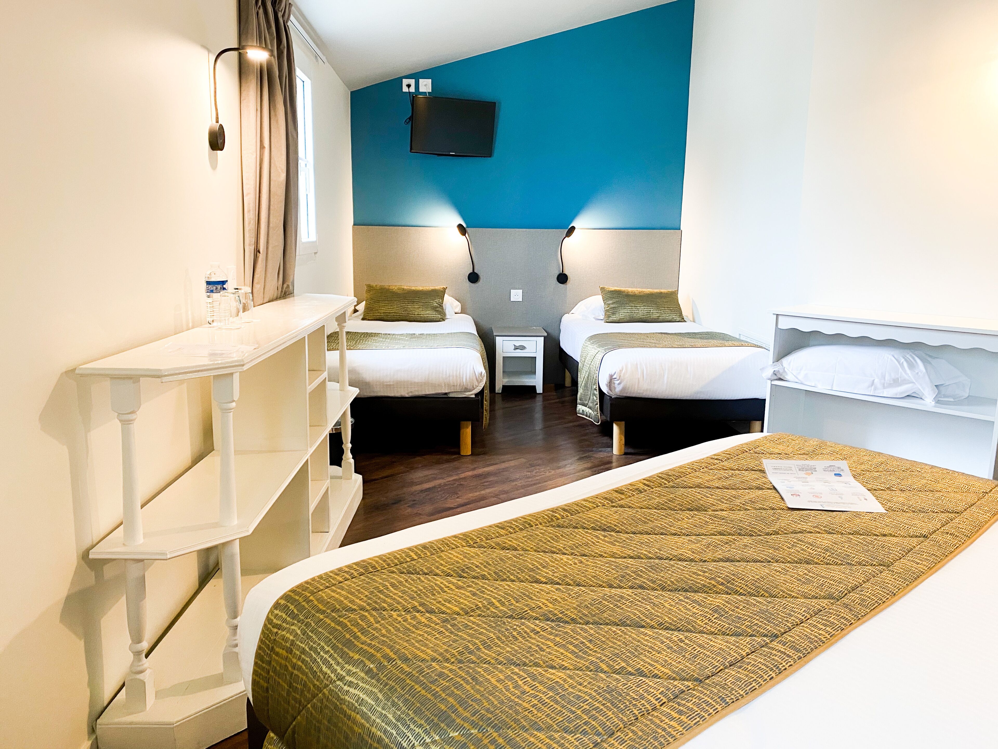 family room | 1 bedroom, in-room safe, desk, soundproofing