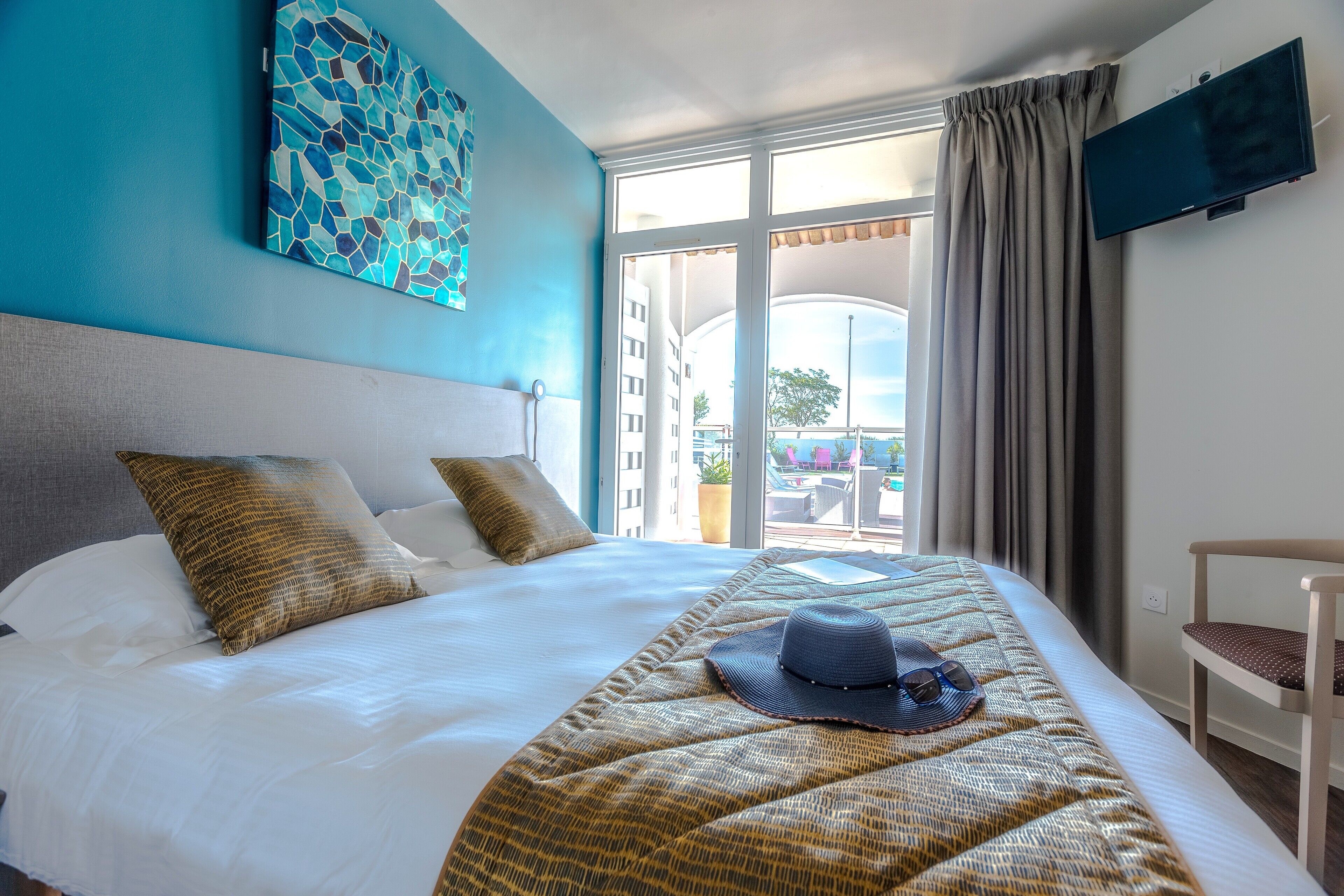 Comfort Room | In-room safe, desk, soundproofing, iron/ironing board