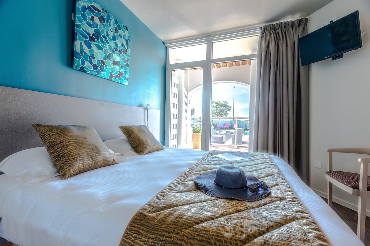 comfort room | 1 bedroom, in-room safe, desk, soundproofing