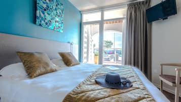 Comfort-huone | Tallelokero huoneessa, työpöytä, äänieristys, silitysrauta/-lauta