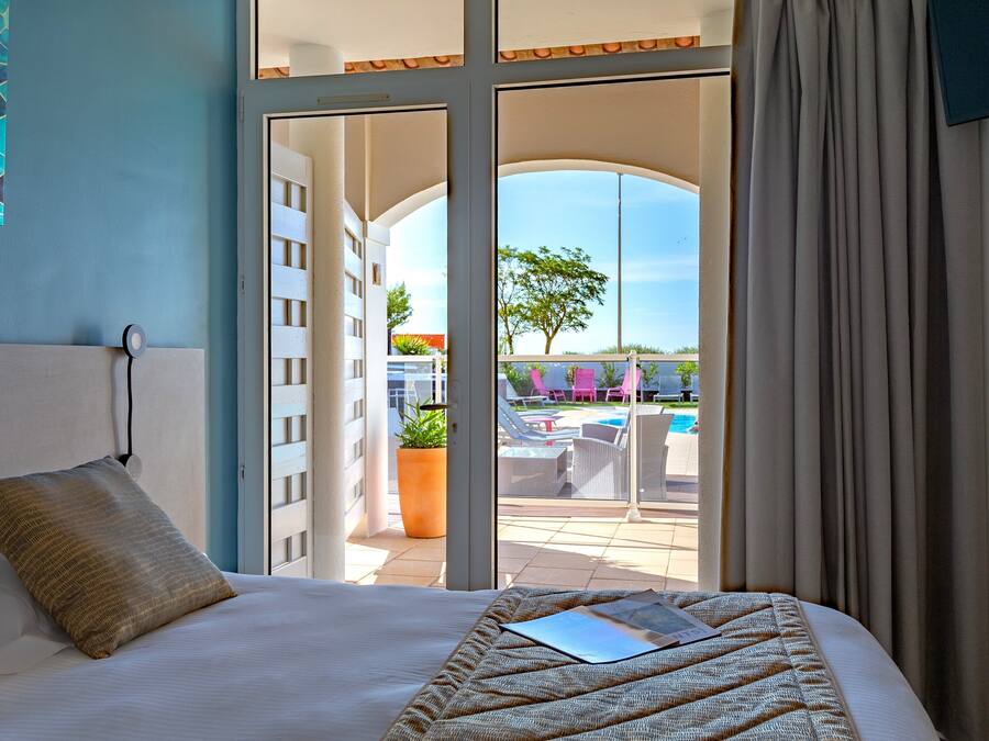 Rom – comfort | Safe på rommet, skrivebord, lydisolert og strykejern/-brett