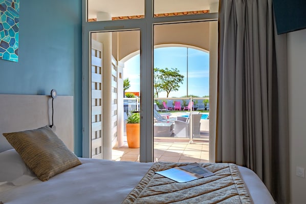 Caja de seguridad en la habitación y escritorio