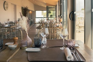 Se sirven desayunos, almuerzos y cenas; cocina francesa