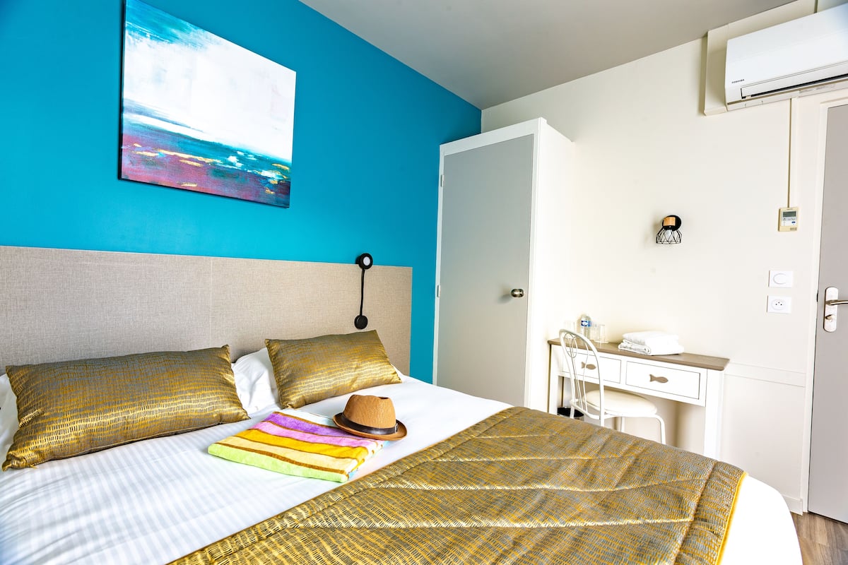 Chambre Cosy | In-room safe, desk, soundproofing, iron/ironing board