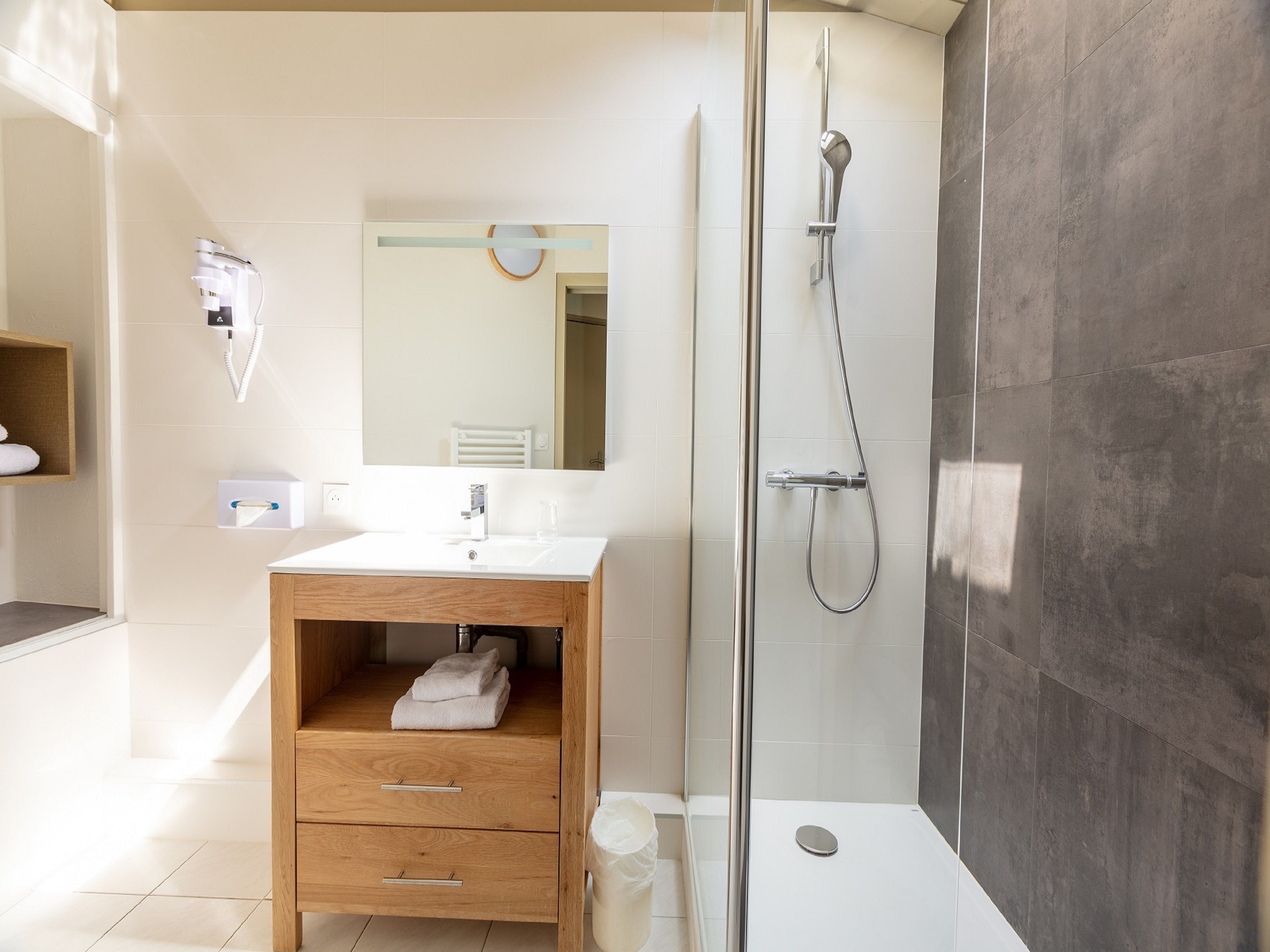 superior room, sea view | bathroom | bathtub, free toiletries, hair dryer, towels