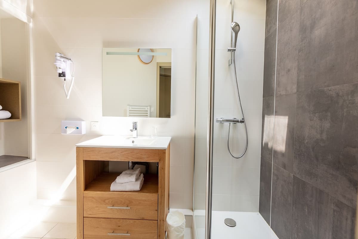 superior room, sea view | bathroom | bathtub, free toiletries, hair dryer, towels