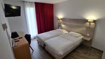 Habitación con 2 camas individuales | Cortinas blackout, tabla de planchar con plancha y wifi gratis