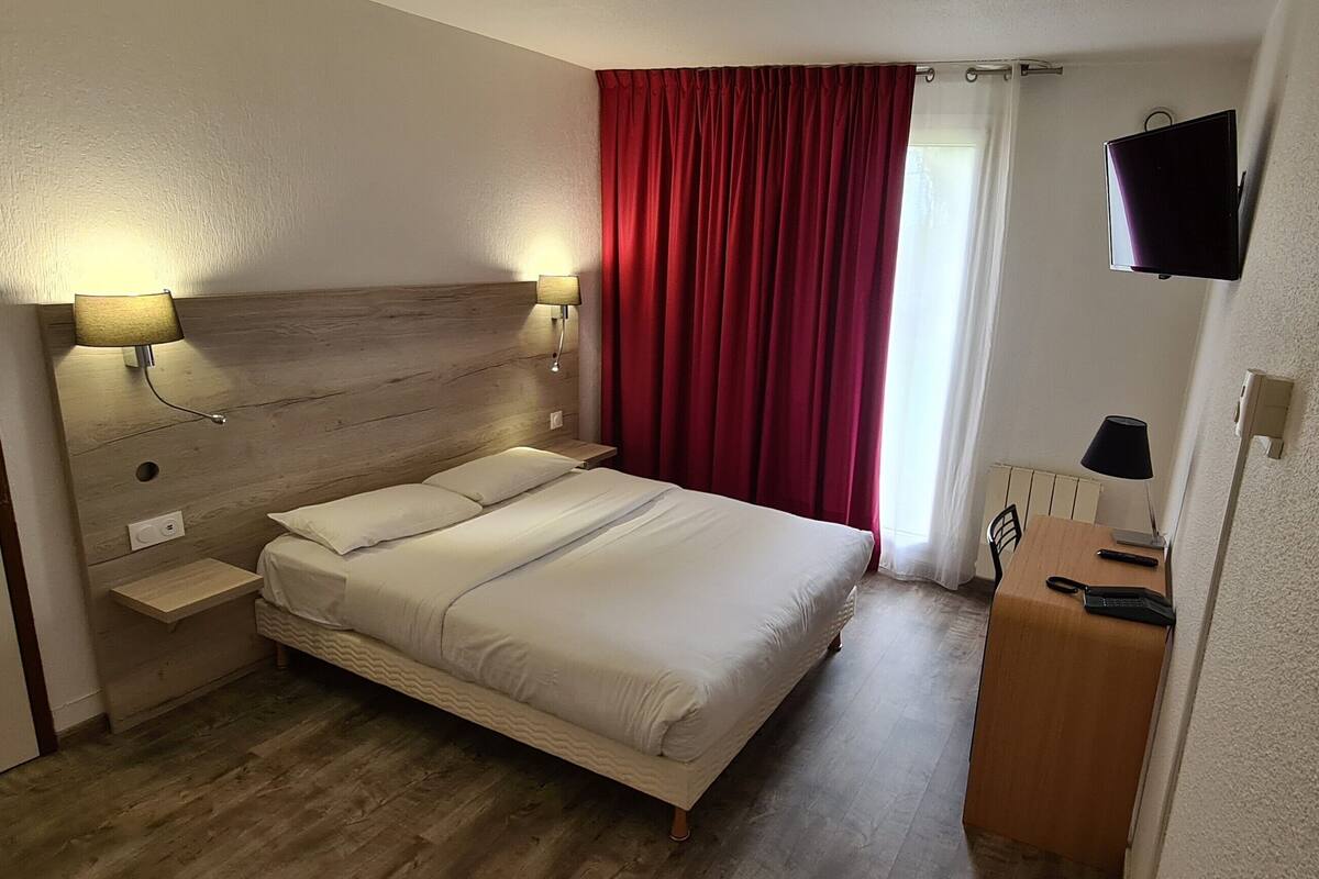 Kamar Double | Tirai kedap cahaya, setrika/meja setrika, Wi-Fi gratis, dan seprai linen