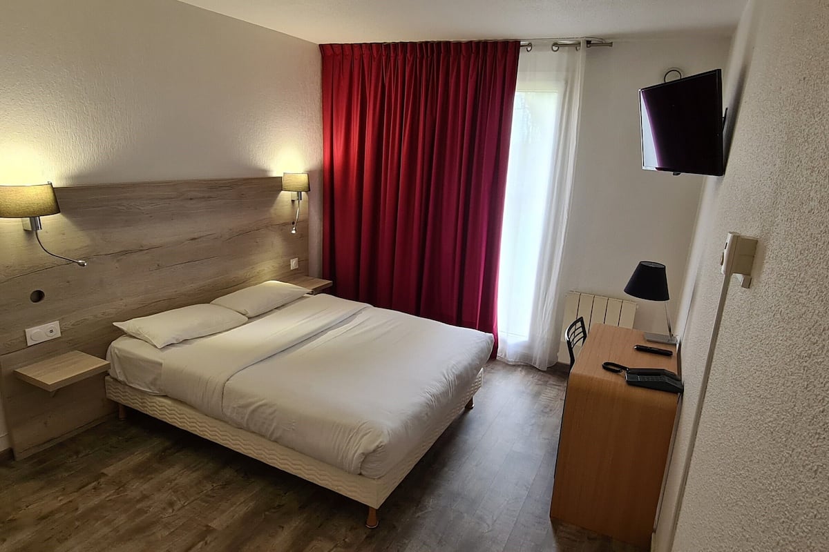 double room | blackout curtains, iron/ironing board, free wifi, bed sheets